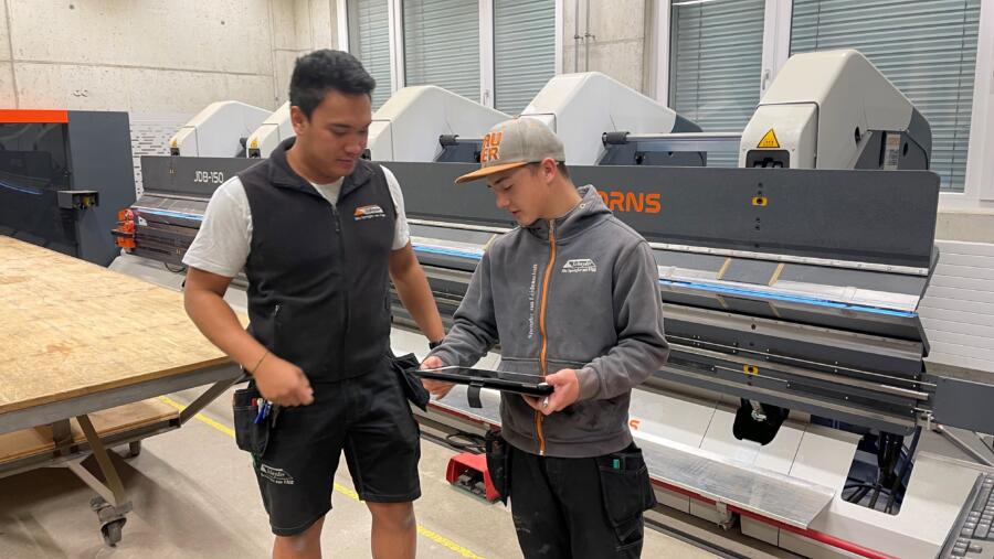 Easily understood: In the Spenglerei Valentin Schnyder AG, the trainer Amphol Rodihjnda and trainee Lukas Gasser discuss a bending profile directly on a tablet | © Spenglerei Schnyder AG
