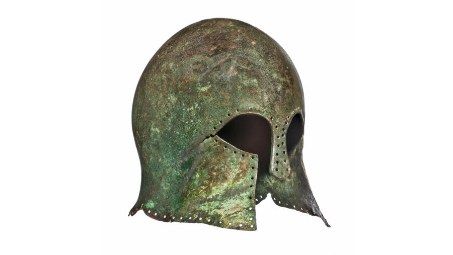 Antiker Helm – hergestellt durch Ausschmieden eines dicken runden Blechs | © Hans Muster
